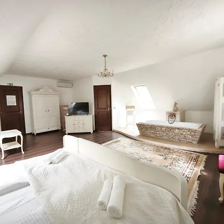 Lesence Major Bed & Breakfast Lesencetomaj
